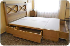 Cama con cajones en madera color roble
