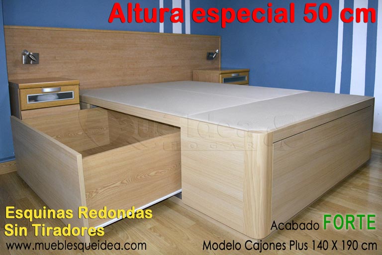 Cama con cajones en madera acabado Forte hecha a medida especial de 50cm de altura, esquinas redondas y sin tiradores por encargo del cliente