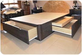 Cama con cajones de madera color oscura