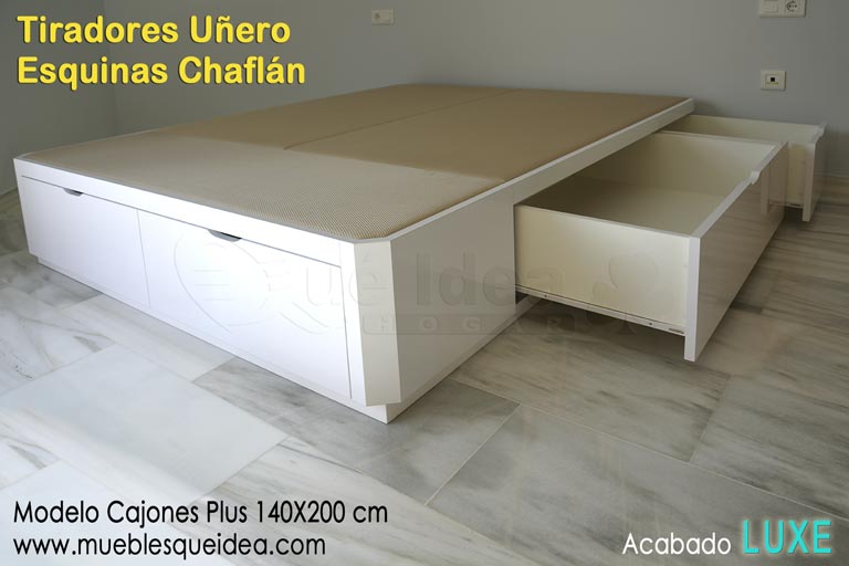 Cama con cajones de 140 cm de ancha por 190 de larga acabado Luxe lacado blanco montada con las esquinas Chaflán en Madrid