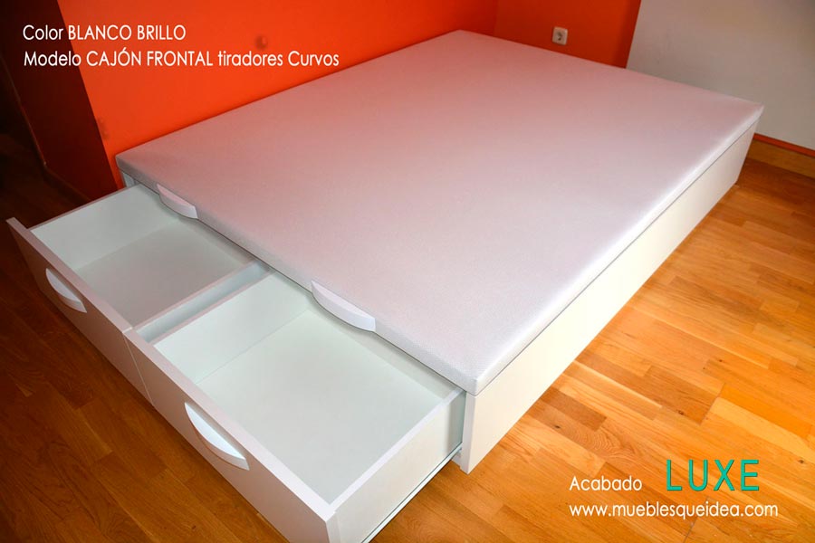 Cama de madera con cajones a los pies y tapa abatible acabado Luxe color blanco