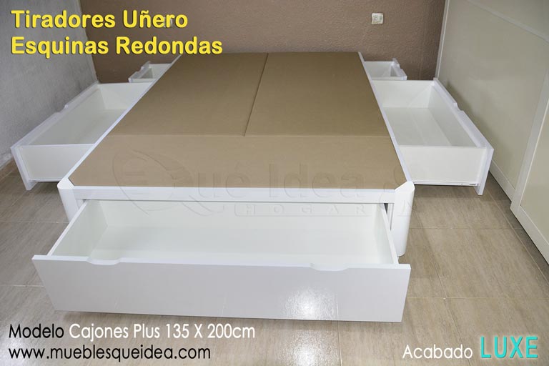 Cama con cajones en madera lacada blanca de 135 centímetros de ancha por 200 centímetros de larga modelo cajones Plus.