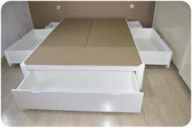 Cama con cajones en madera lacada blanca de 135 centímetros de ancha por 200 centímetros de larga