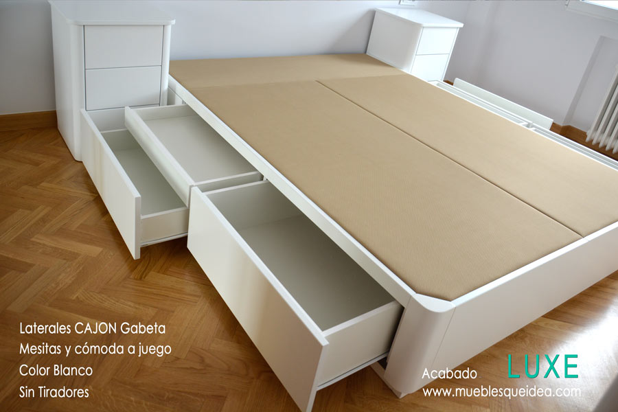 Dormitorio hecho a medida con cama de madera con cajones, mesitas y cómoda todo blanco