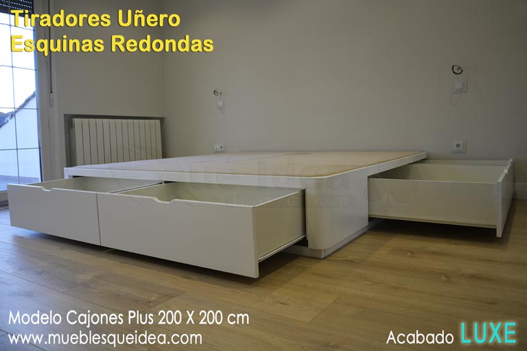 Cama grande de 200x200 con cajones acabada en madera lacada de color blanco de grandes dimensiones