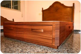 Cama de madera con cajones montada en San Sebastián