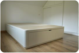 Cama con cajones de madera pequeña