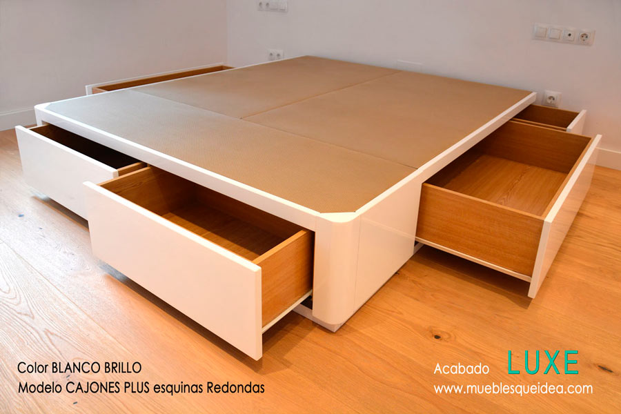 Dormitorio con cama de madera con cajones modelo plus