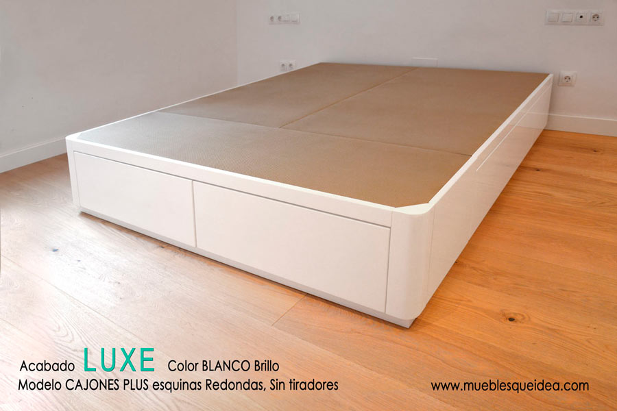 Vista de una cama de madera con cajones sin tiradores acabado luxe