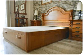 Montaje de una cama con cajones en madera de pino en Madrid