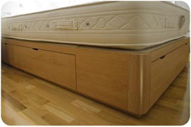 Cama de madera natural con cajones montada en Madrid