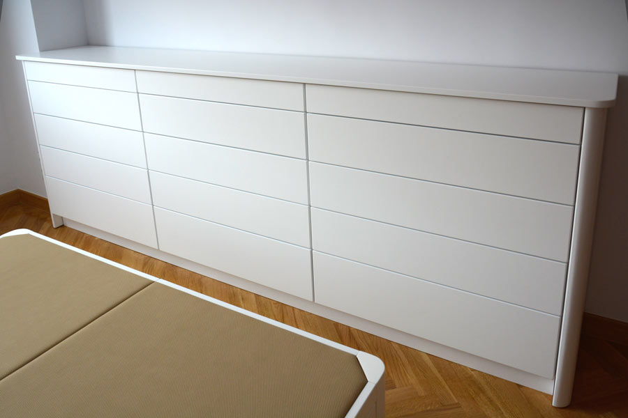 Comoda hecha a medida pra cama con cajones y mesitas acabado luxe