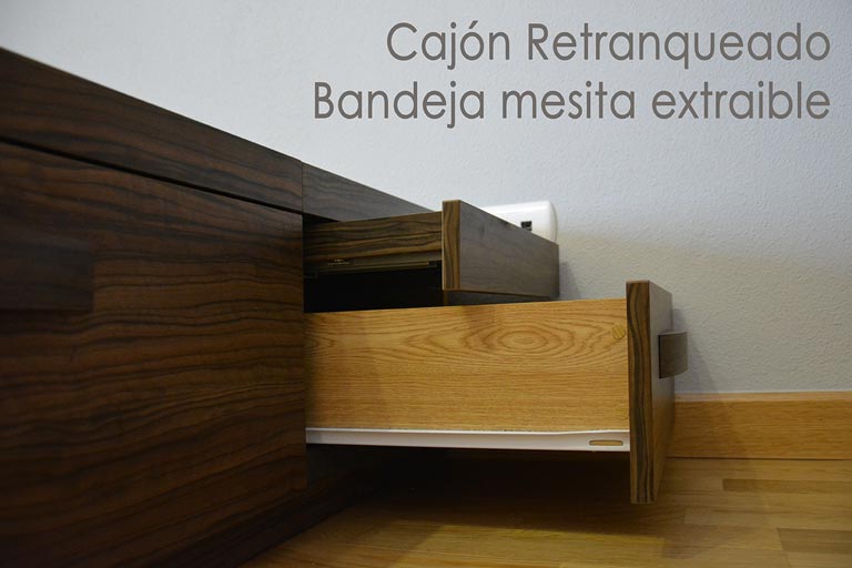 Detalle de la mesita bandeja extraible de un cajón retranqueado de Qué Idea Hogar