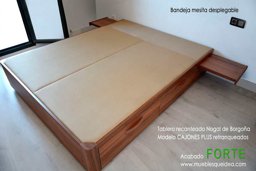 cama con cajones y bandejas mesita abiertas