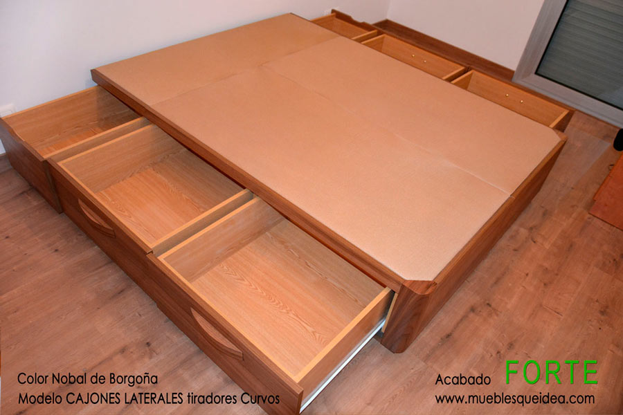 Dormitorio con cama de madera con cajones con tiradores curvos