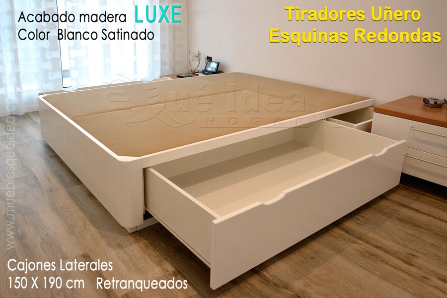 Dormitorio con cama de madera con cajones abiertos y tiradores uñero