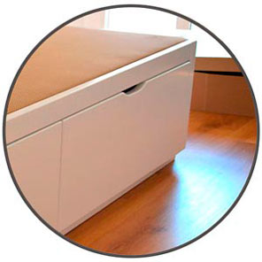 lado izquierdo de la cama de madera con cajones en Madrid