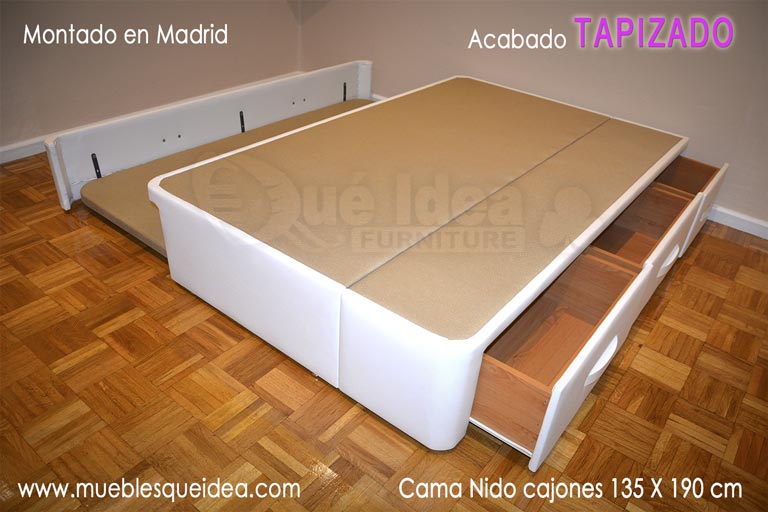 Cama con cajones en un lateral y nido en el otro lateral abierta con arrastre de base tapizada
