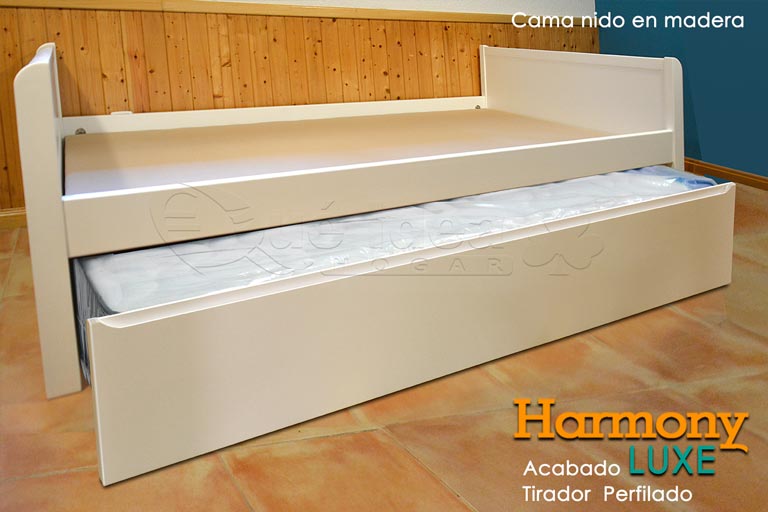 Cama individual Nido de madera Harmony con colchón en el arrastre, detalle del tirador perfilado