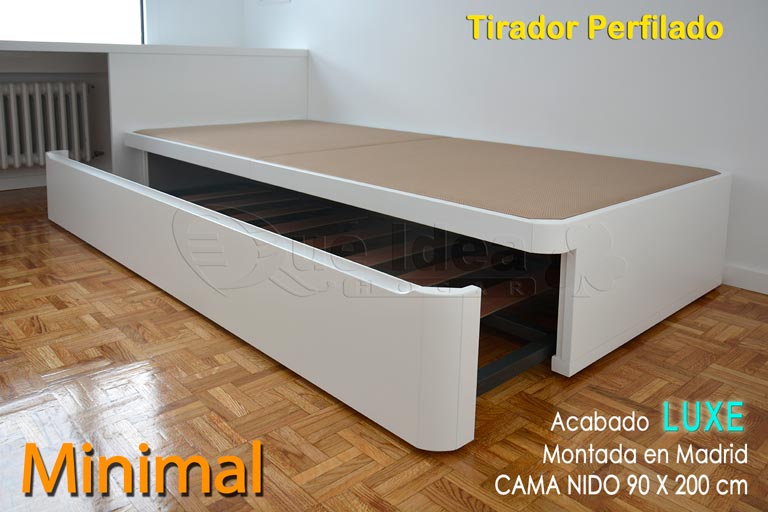 fotografía de una cama nido en madera individual de altura normal abriendo para desplegar las patas del arrastre de lamas