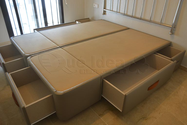 Dormitorio con cama con cajones laterales tapizado con los cajones retranqueados