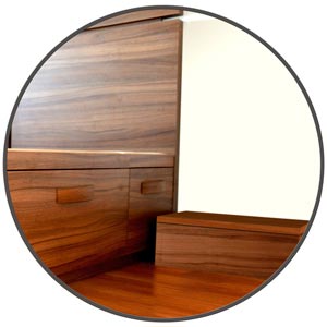 masitas a juego con una cama con cajones en madera