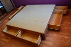 lado derecho de la cama de madera con cajones de 180x200 montada en Madrid