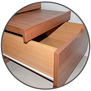 Mesita bandeja extraible oculta en una cama con cajones de madera