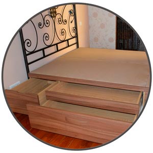 Cajones gaveta dobles en una cama con cajones acabada en madera