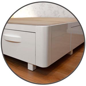 Patas de una cama con cajones de madera