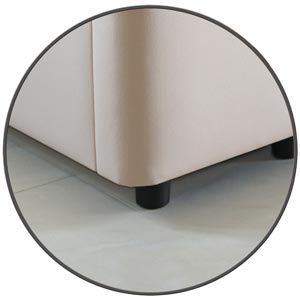 Patas de una cama con cajones de madera