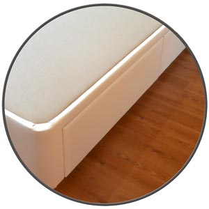 Cajónes sin tiradores en un canapé con cajones laterales tapizado