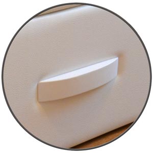 Tiradores Uñero en una cama con cajones de madera