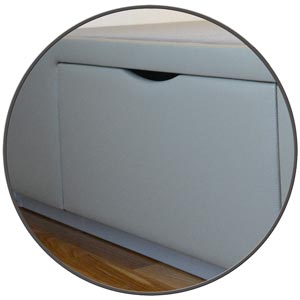 Tiradores Uñero en una cama de madera con cajones