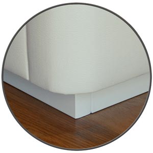 Mesita bandeja extraible oculta en una cama con cajones de madera