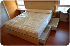 Doble colchón en un canapé con cajones