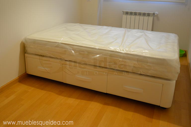 Colchón viscorrelax sin desliar de 140 x 190 cm con canapé de cajones tapizado polipiel blanca montado en Madrid