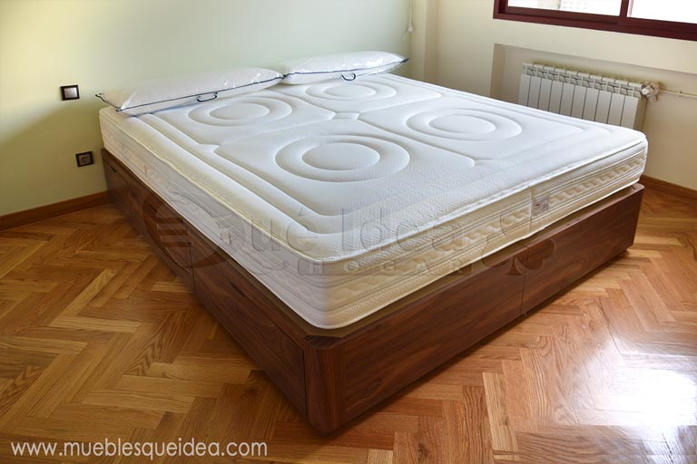Colchón Viscorrelax de 180 de ancho por 190 de largo montado con una cama con 6 cajones laterales acabada en madera color nogal
