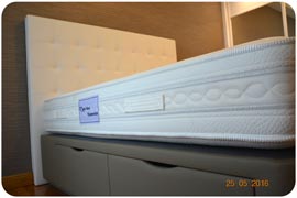 Colchón modelo Viscorrelax en una cama con cajones tapizada en color gris