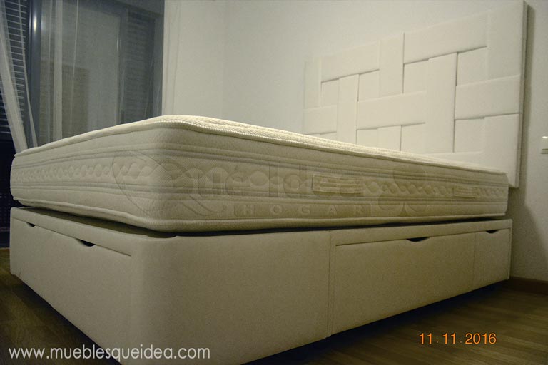 Montaje realizado en Barcelona de un Colchón de muelle ensacado viscorrelax con una cama con cajones modelo Plus tapizada con los tiradores Uñero y un cabecero tapizado modelo Nudos