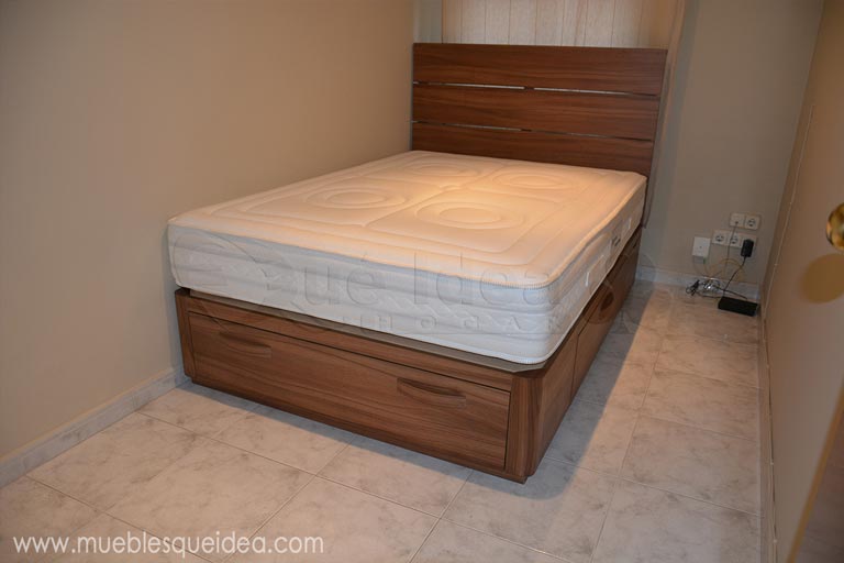 Colchón de muelle ensacado Viscorrelax cabecero hecho a gusto del cliente y a medida entregado con una cama con cajones modelo plus de madera color nogal montado en Barcelona
