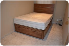 Conjunto de colchón cabecero y cama con cajones montado en Cataluña