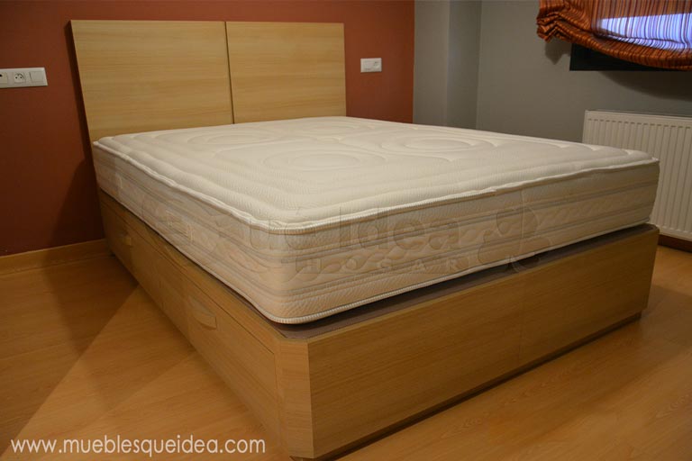 Colchón Viscorrelax con cabecero y canapé con cajones fabricado a juego en madera color roble montado en Madrid