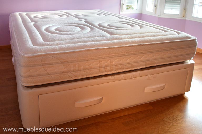 Colchón de 150 por 190 de largo modelo Viscorrelax con una cama de cajones modelo Plus tapizada en polipiel blanca todo entragado y montado en Orense