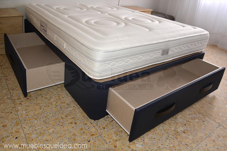 Colchón Viscorrelax y una cama con cajones Plus tapizada en color azul marino de 135 de ancho montado en Valencia