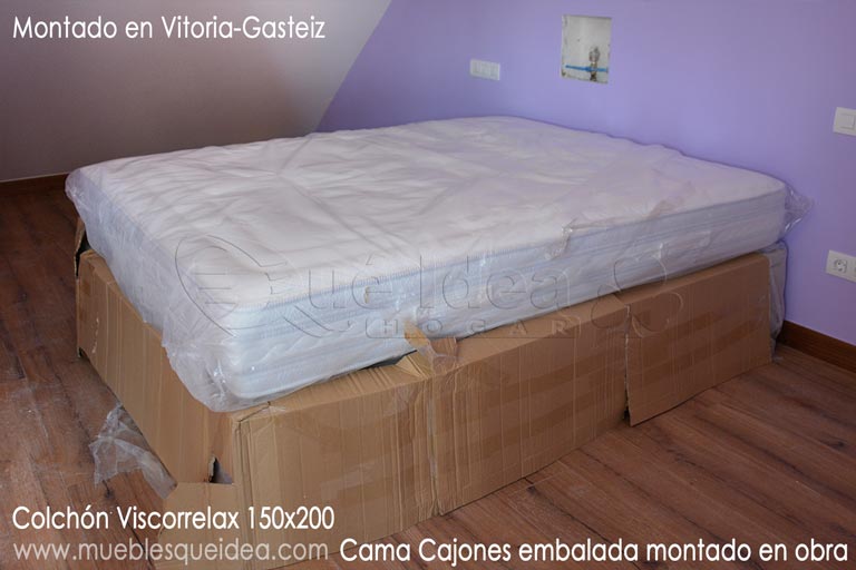 Viscorrelax de 140 cm por 190 cm de largo envuelto en su bolsa de plástico entregado junto con una cama con cajones en Vitoria-Gasteiz