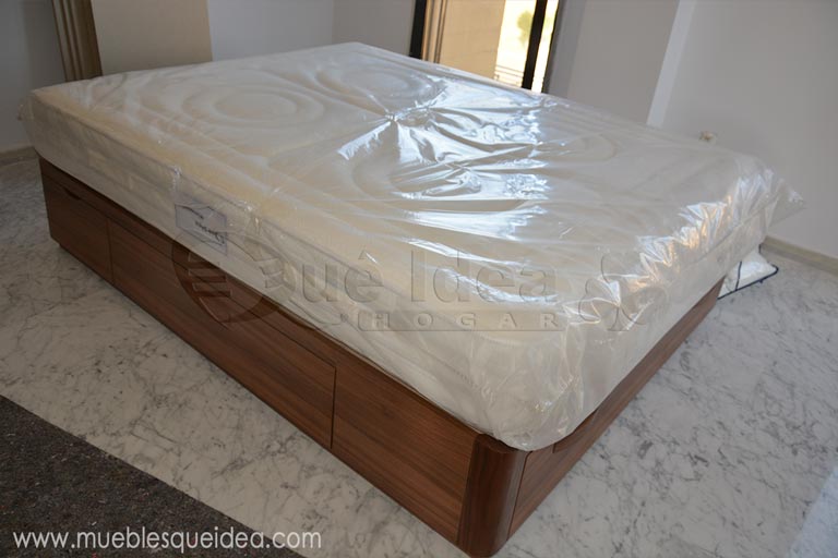Colchón de muelle ensacado Viscorrelax envuelto en su bolsa de 135 por 190 montado junto con una cama de madera con cajones color Nogal entragada en Guadalajara