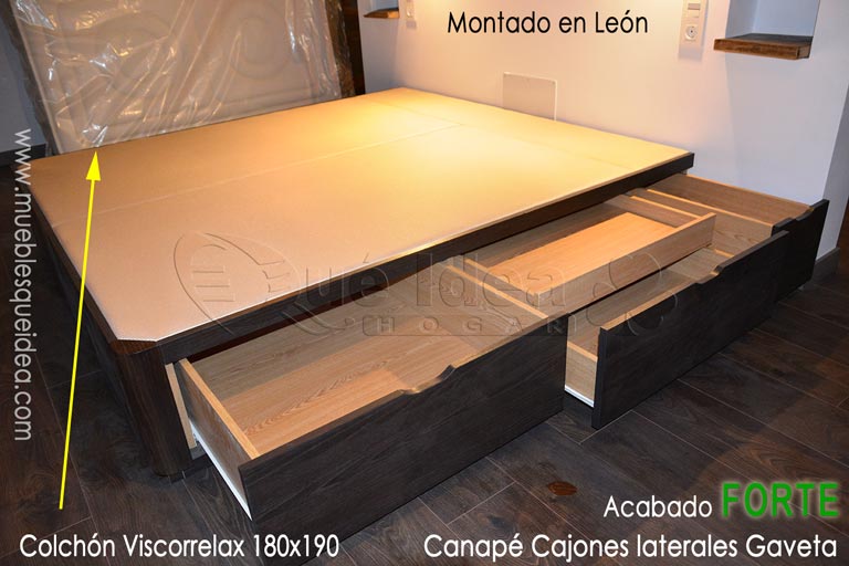 montaje en Toreno León de un Colchón modelo Viscorrelax al fondo apoyado en la pared mas canapé con cajones laterales gaveta acabado Forte en madera montado en Toreno León