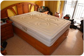 Colchón Viscorrelax de 140 x 190 y cama con cajones en color cerezo