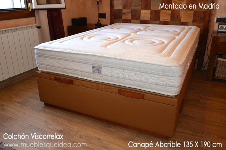 Conjunto de colchón Viscorrelax y canapé de tapa abatible con zócalo y tiradores en color cerezo montado en Madrid